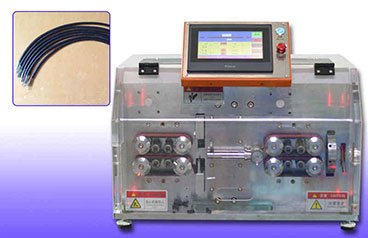 Bedienung der Abisoliermaschine für mehradrige Rundmanteldrähte