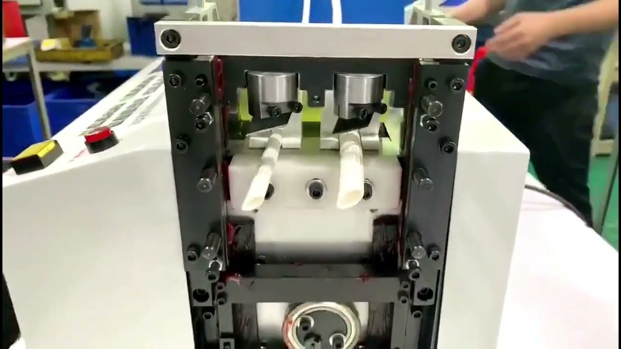 Vollautomatische computergesteuerte Rohrabschneidemaschine – Realaufnahme der Anlage