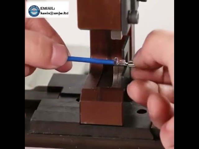 Abisolier- und Crimpmaschine mit OTP-Matrize für isolierte Flachstecker - Automatisierte Kabelverarbeitung