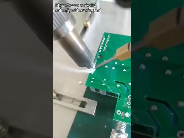 Automatische Lötmaschine für den Tisch: Lötroboter mit integrierter Reinigungsfunktion