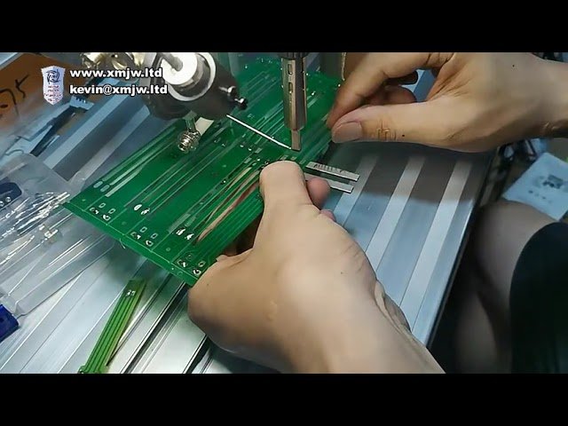 Mini-Lötmaschine für Lautsprecher: Präzises Leiterplatten- und Drahtlöten in der Elektronikfertigung