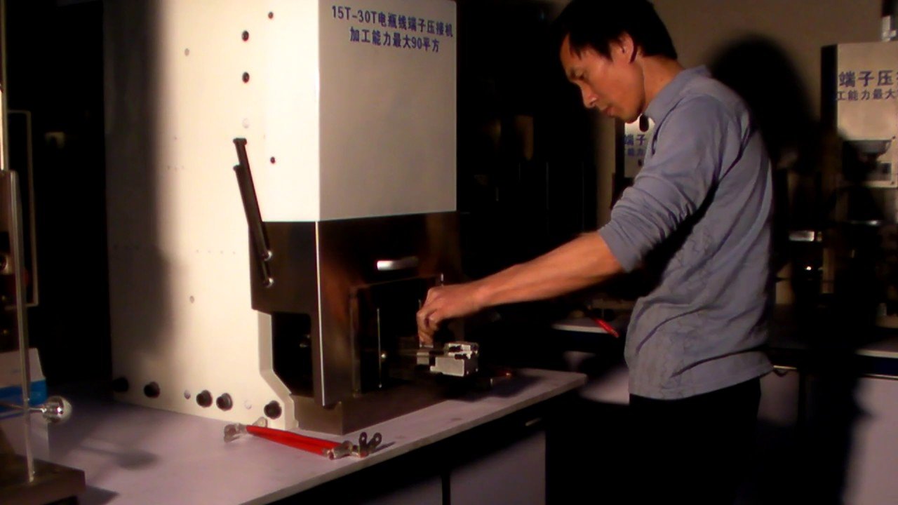 WPM-30T Öl-Sechsfach-Kabelschuh-Crimpmaschine – Industrieller Crimper in Aktion