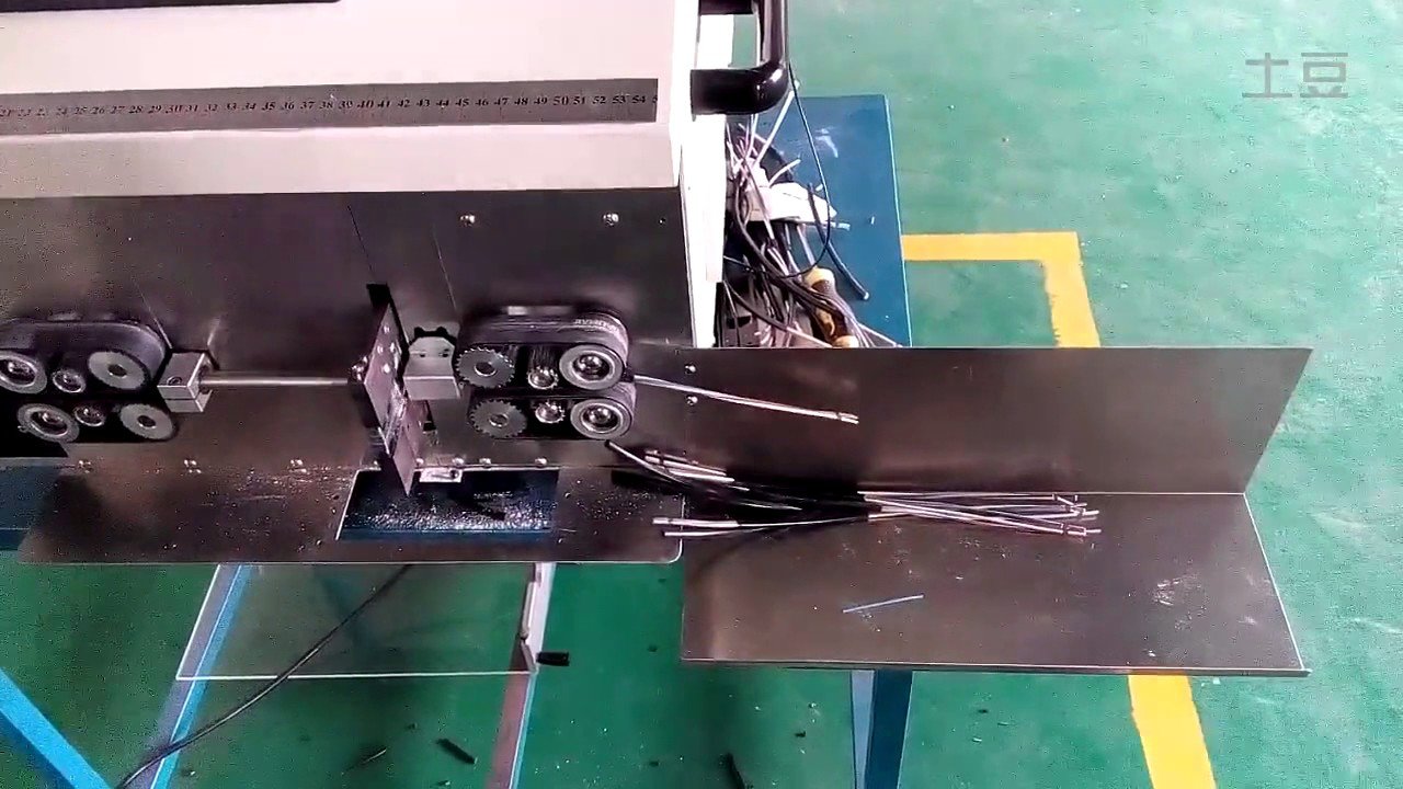 Automatische Kabelabisolier- und Schneidemaschine für zwei Lagen (Mantel- und Innenschicht)
