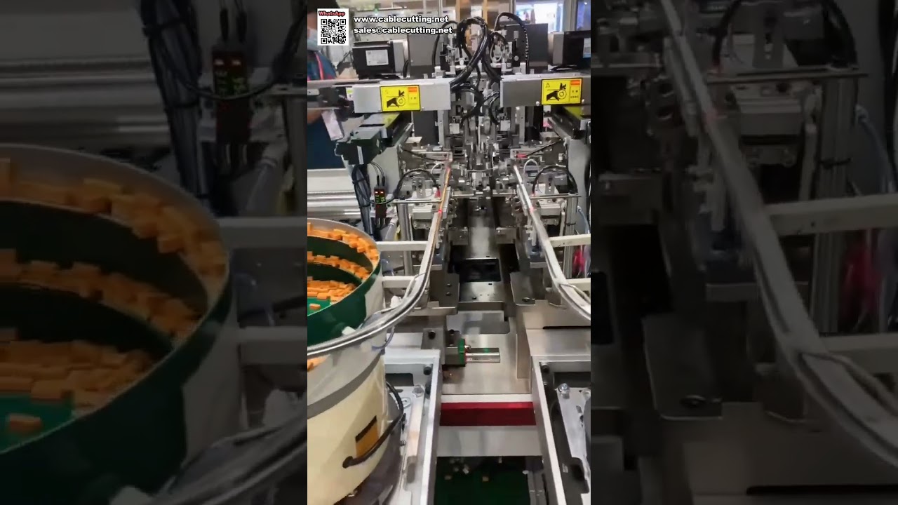 Intelligente Maschine zum Crimpen von ein- und doppelendigen Anschlüssen und zum Einsetzen von Kunststoffgehäusen