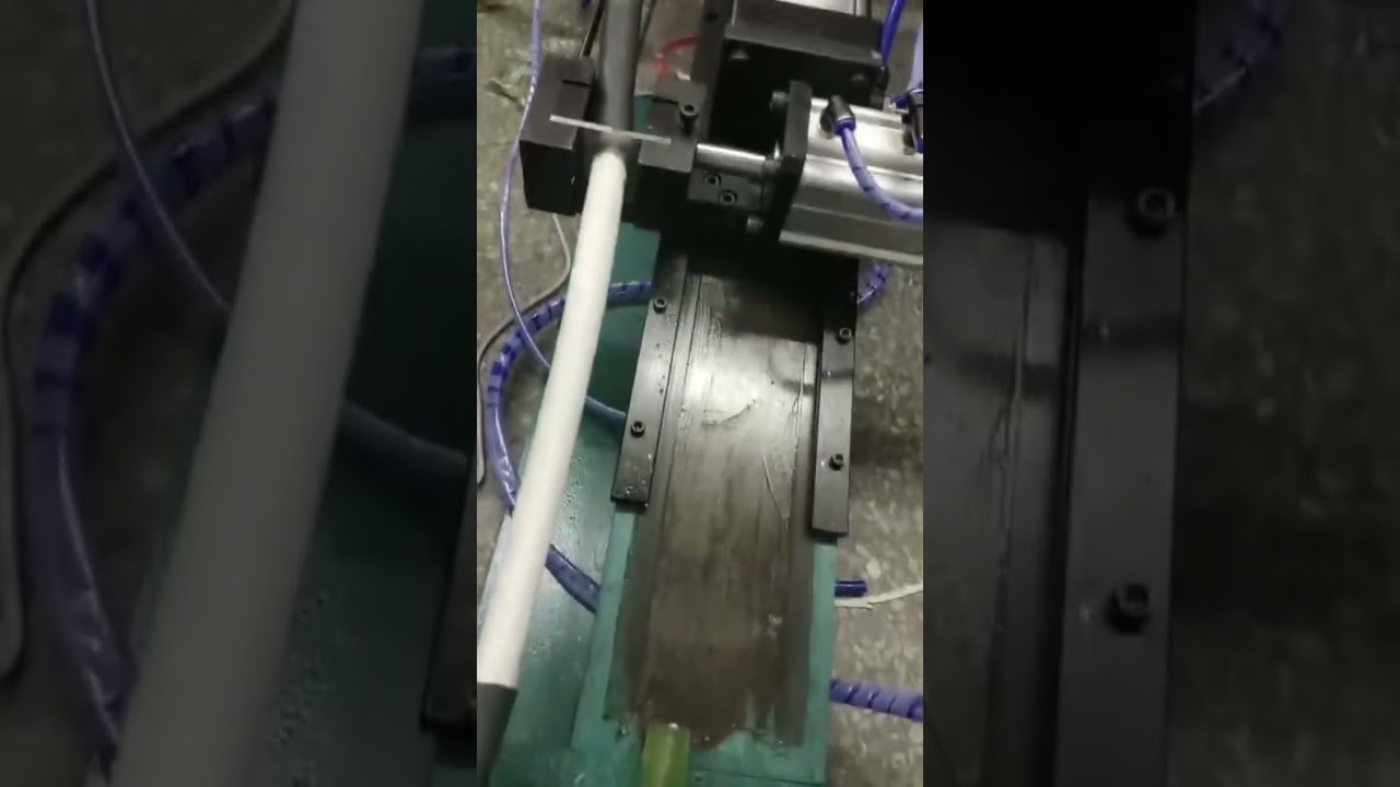 Pneumatische Abisoliermaschine in Aktion – Realaufnahme aus der Fabrik #Maschine #Automatisierung