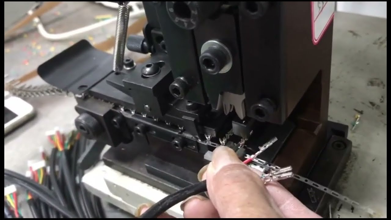 Horizontaler Zuführungs-Applicator für Terminal-Crimpformen – Universal für alle Terminalmaschinen