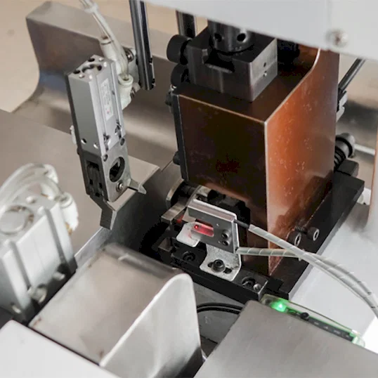 Automatische Kabelabisolier-, Crimp- und Verdrillmaschine für AWG14-28 Thumb