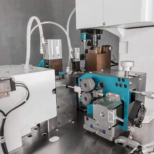 Automatische Kabelabisolier-, Crimp- und Verdrillmaschine für AWG14-28 Thumb